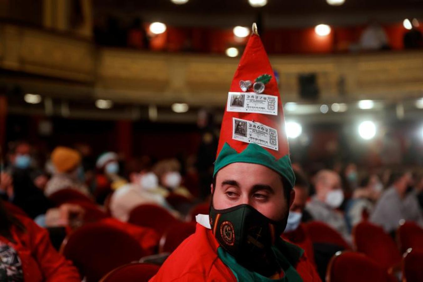 En el Teatro Real la mascarilla era obligatoria y el público debía permanecer en su butaca. En la imagen, un asistente ataviado de elfo. 