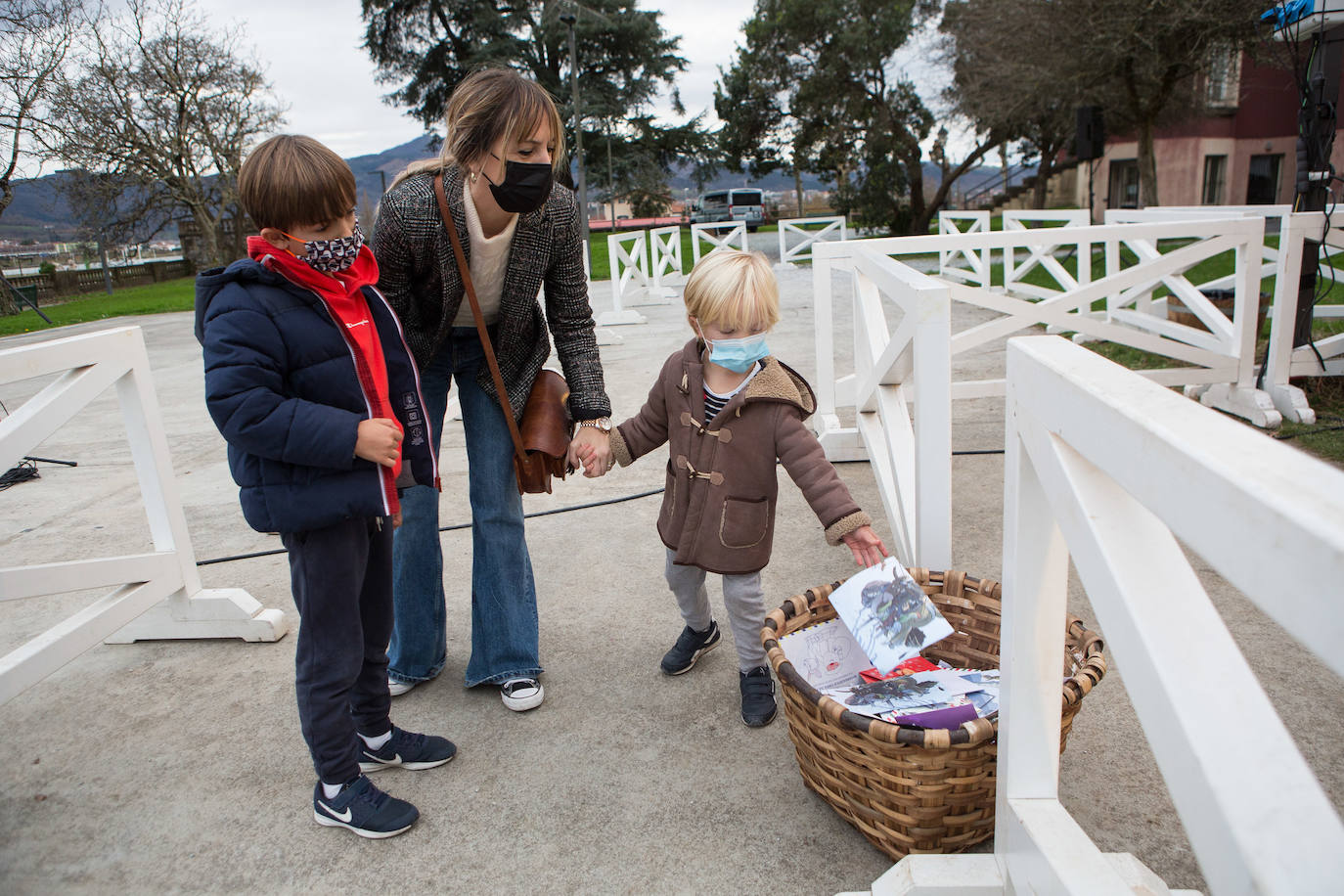 Fotos: Olentzero se deja ver en Irun y Hondarribia
