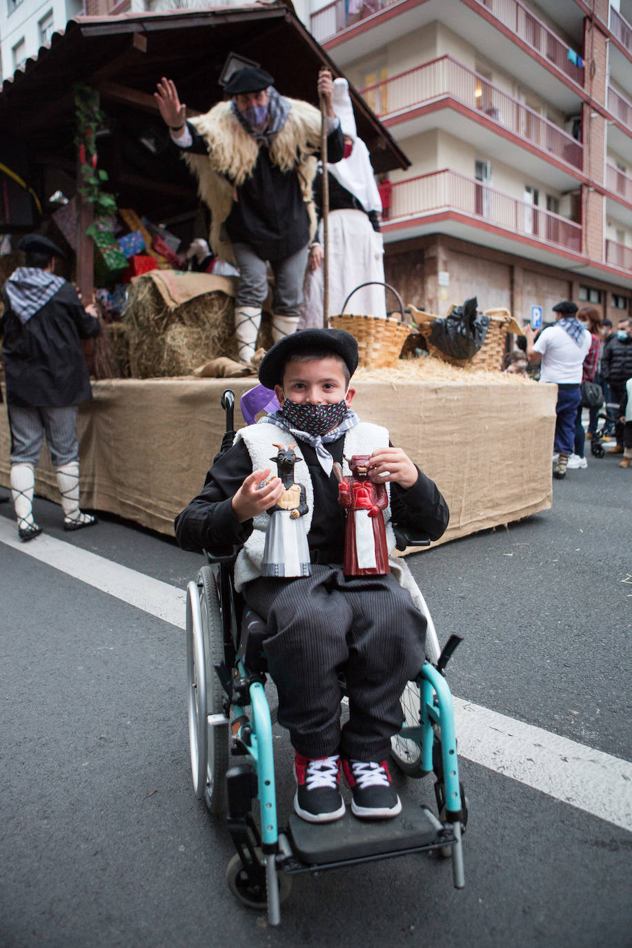 Fotos: Olentzero se deja ver en Irun y Hondarribia