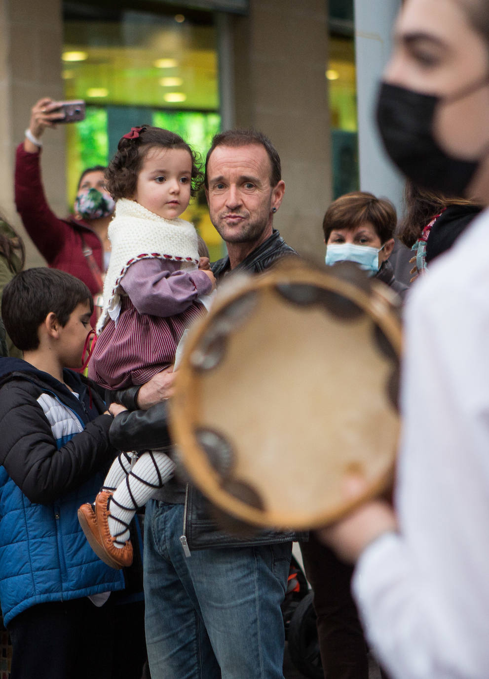 Fotos: Olentzero se deja ver en Irun y Hondarribia