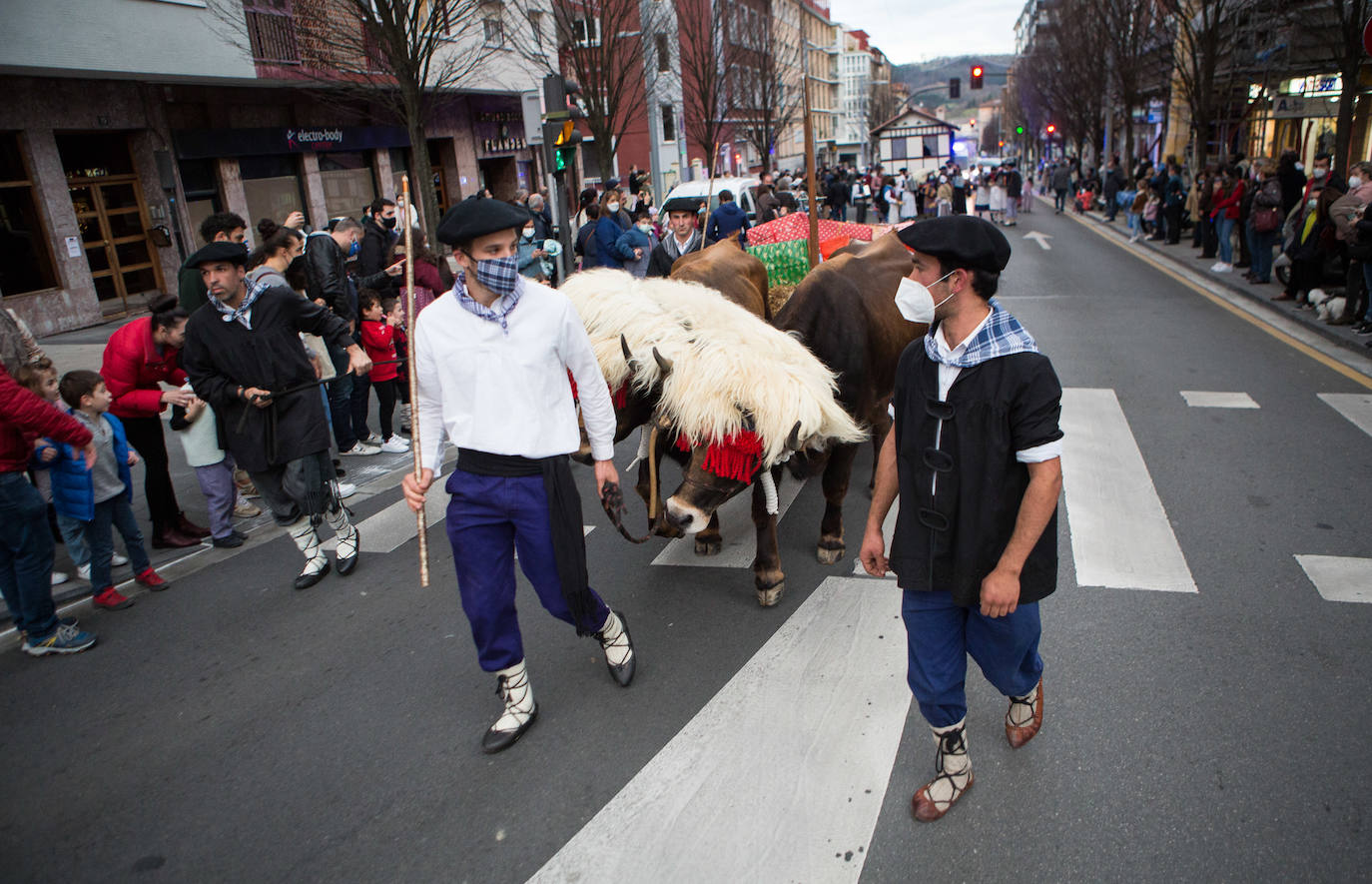 Fotos: Olentzero se deja ver en Irun y Hondarribia