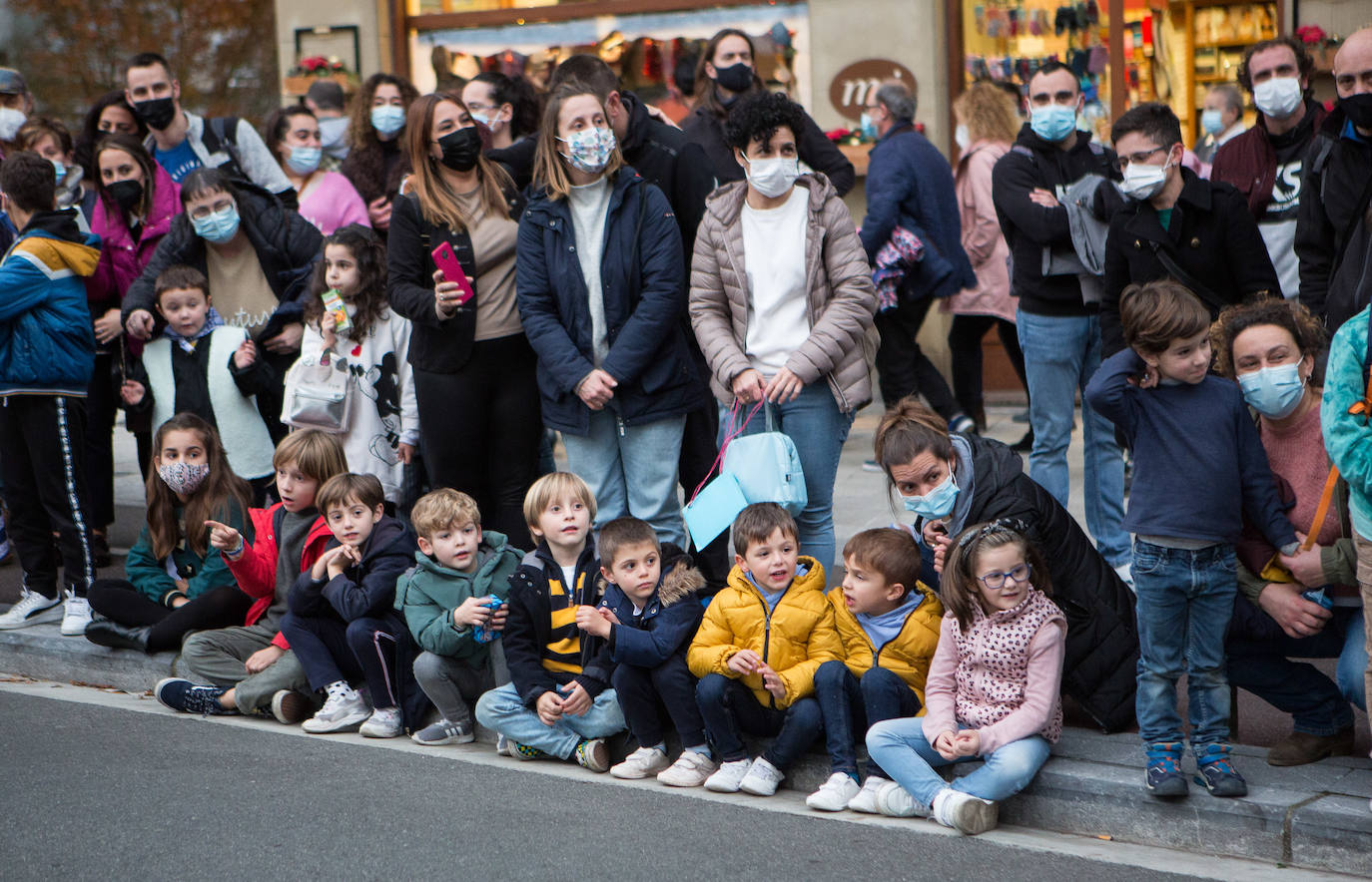 Fotos: Olentzero se deja ver en Irun y Hondarribia