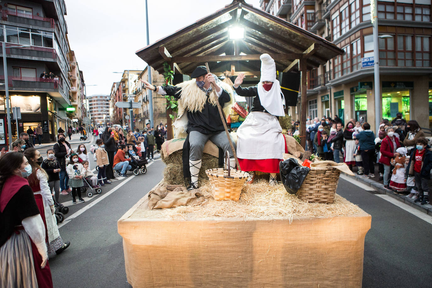 Fotos: Olentzero se deja ver en Irun y Hondarribia