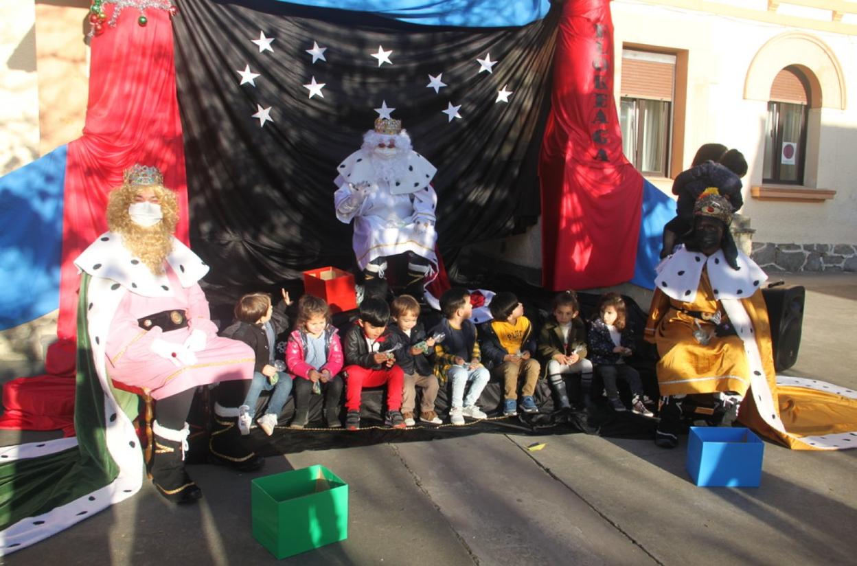 Floreaga Ikastetxera iritsi dira Olentzero eta Errege Magoak