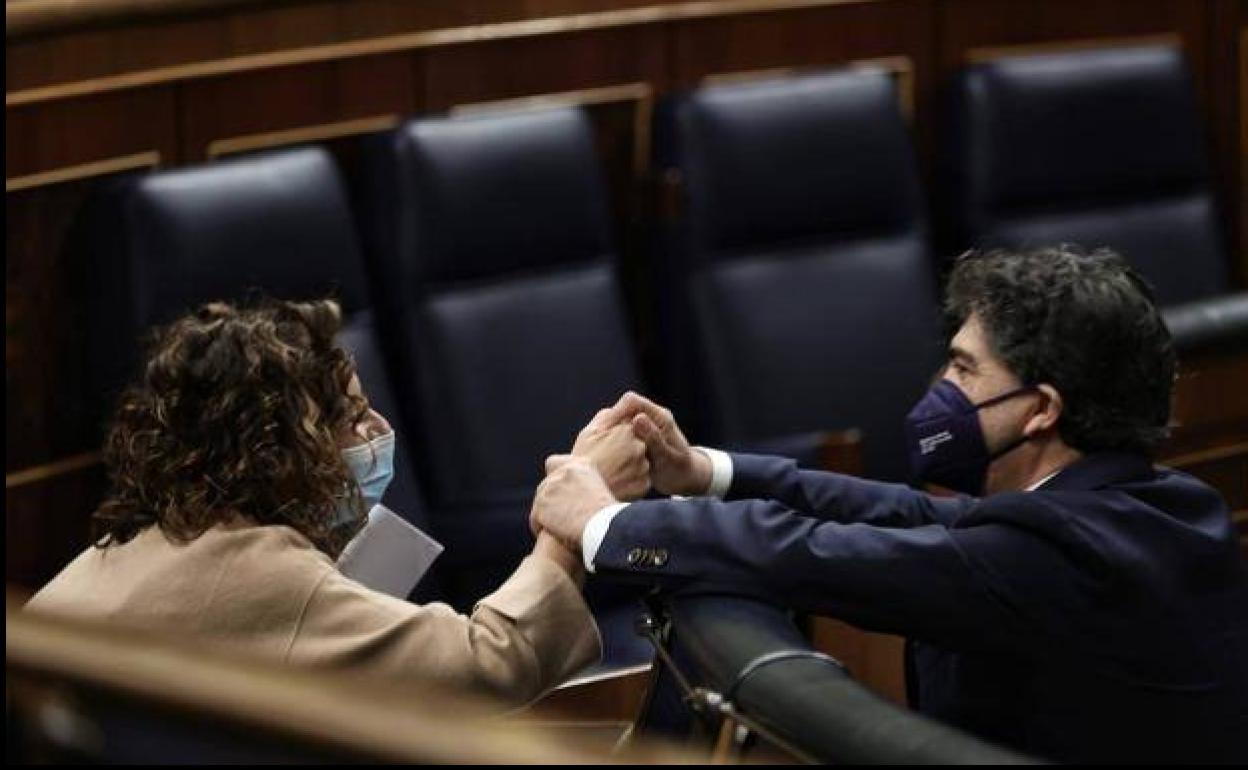María Jesús Montero saluda al diputado del PP Mario Garcés.. 
