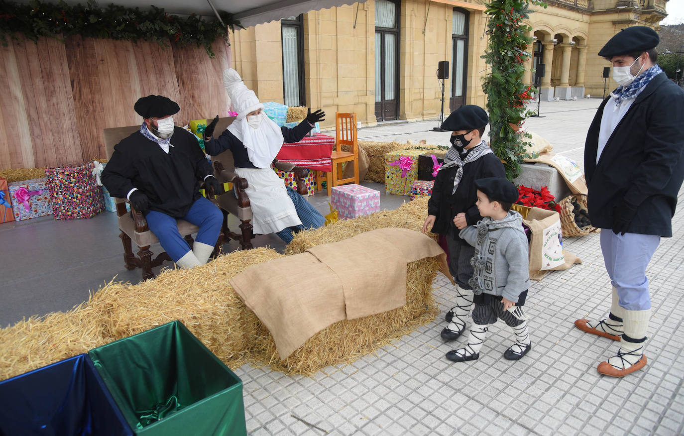Fotos: Olentzero y Mari Domingi visitan las calles de Donostia