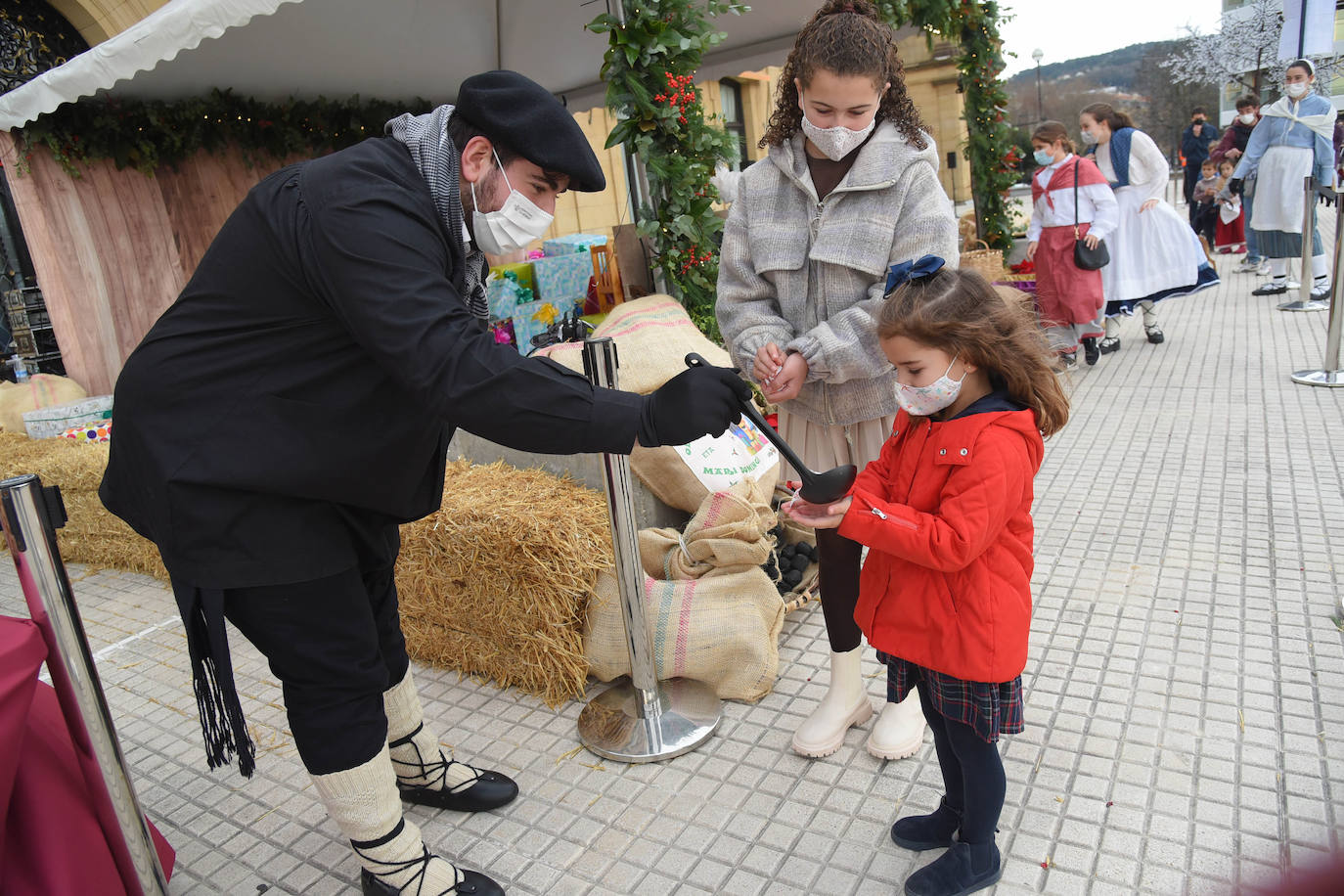 Fotos: Olentzero y Mari Domingi visitan las calles de Donostia