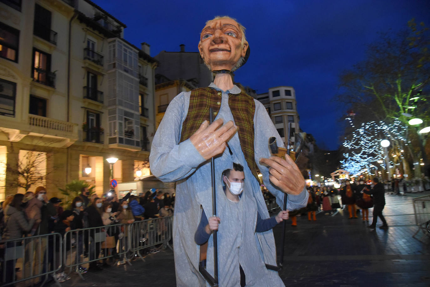 Fotos: Olentzero y Mari Domingi visitan las calles de Donostia