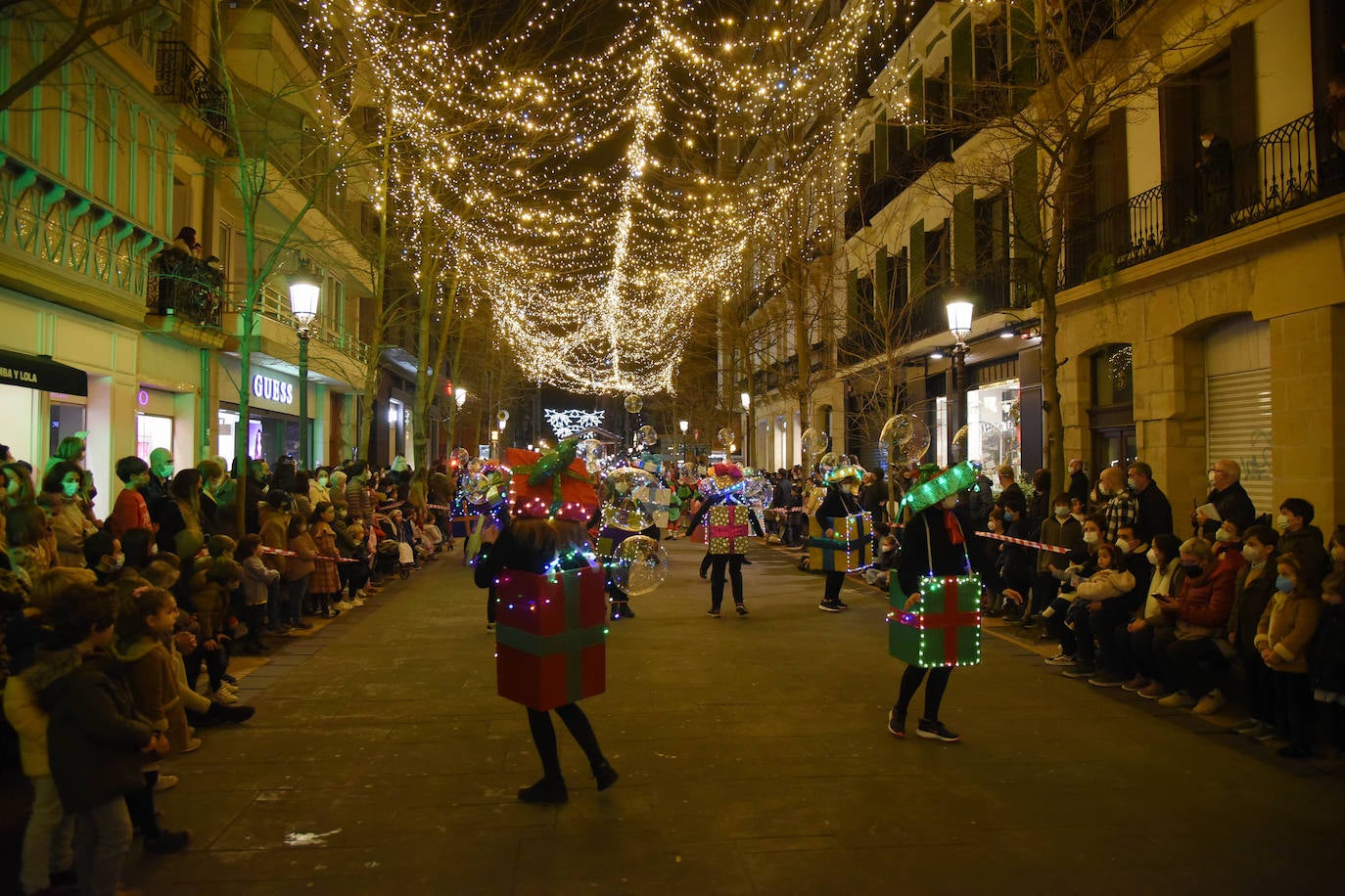 Fotos: Olentzero y Mari Domingi visitan las calles de Donostia
