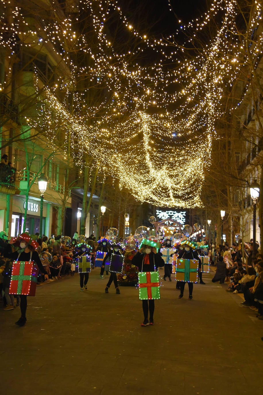 Fotos: Olentzero y Mari Domingi visitan las calles de Donostia