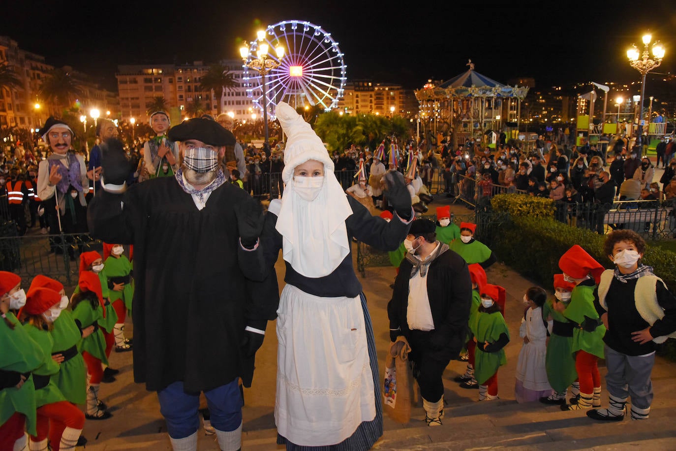Fotos: Olentzero y Mari Domingi visitan las calles de Donostia