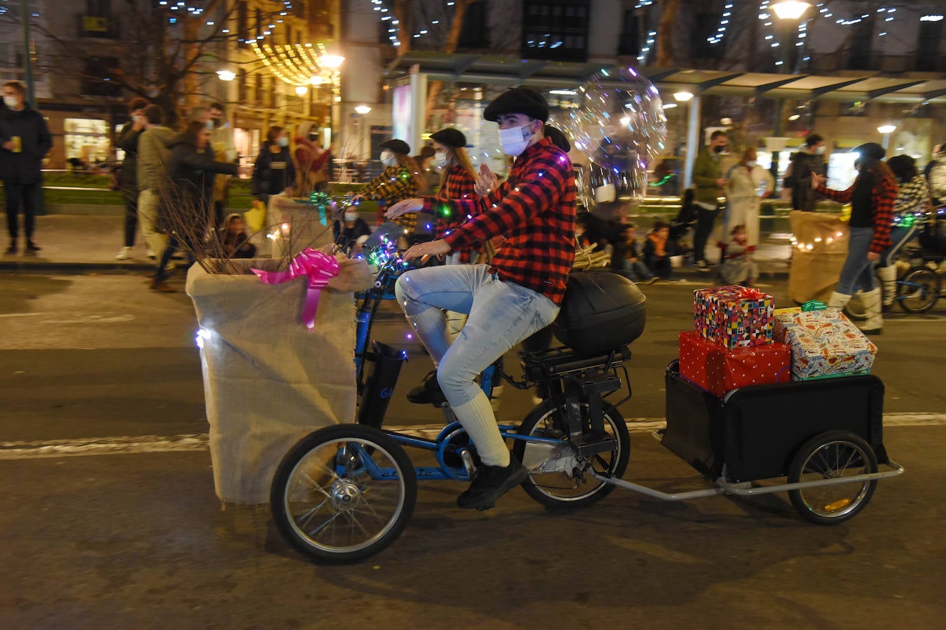 Fotos: Olentzero y Mari Domingi visitan las calles de Donostia
