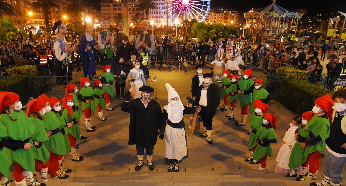 Fotos: Olentzero y Mari Domingi visitan las calles de Donostia