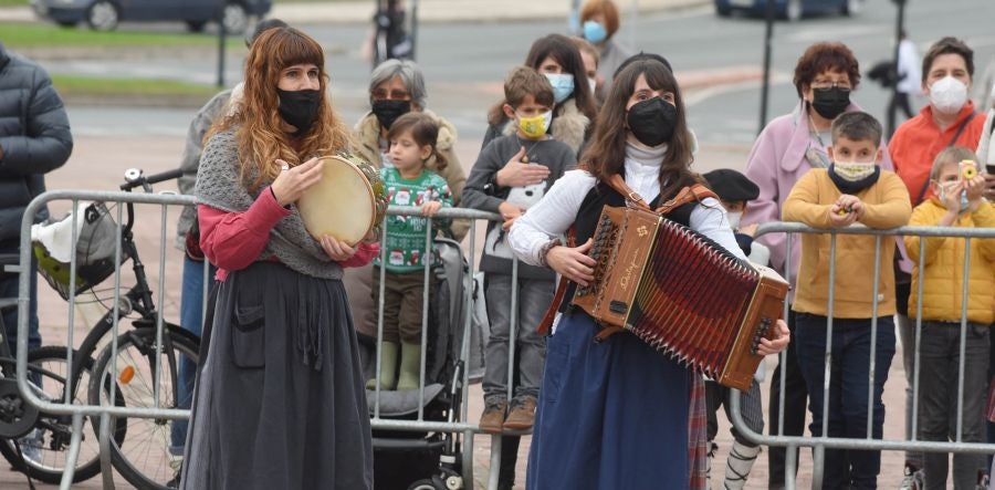 Fotos: Olentzero y Mari Domingi visitan las calles de Donostia