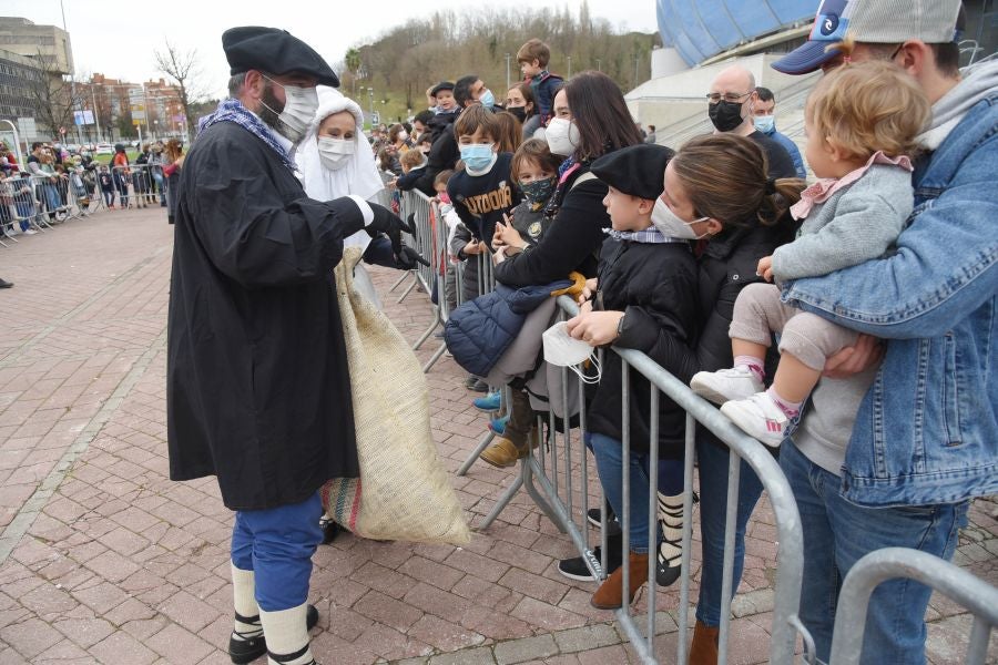 Fotos: Olentzero y Mari Domingi visitan las calles de Donostia