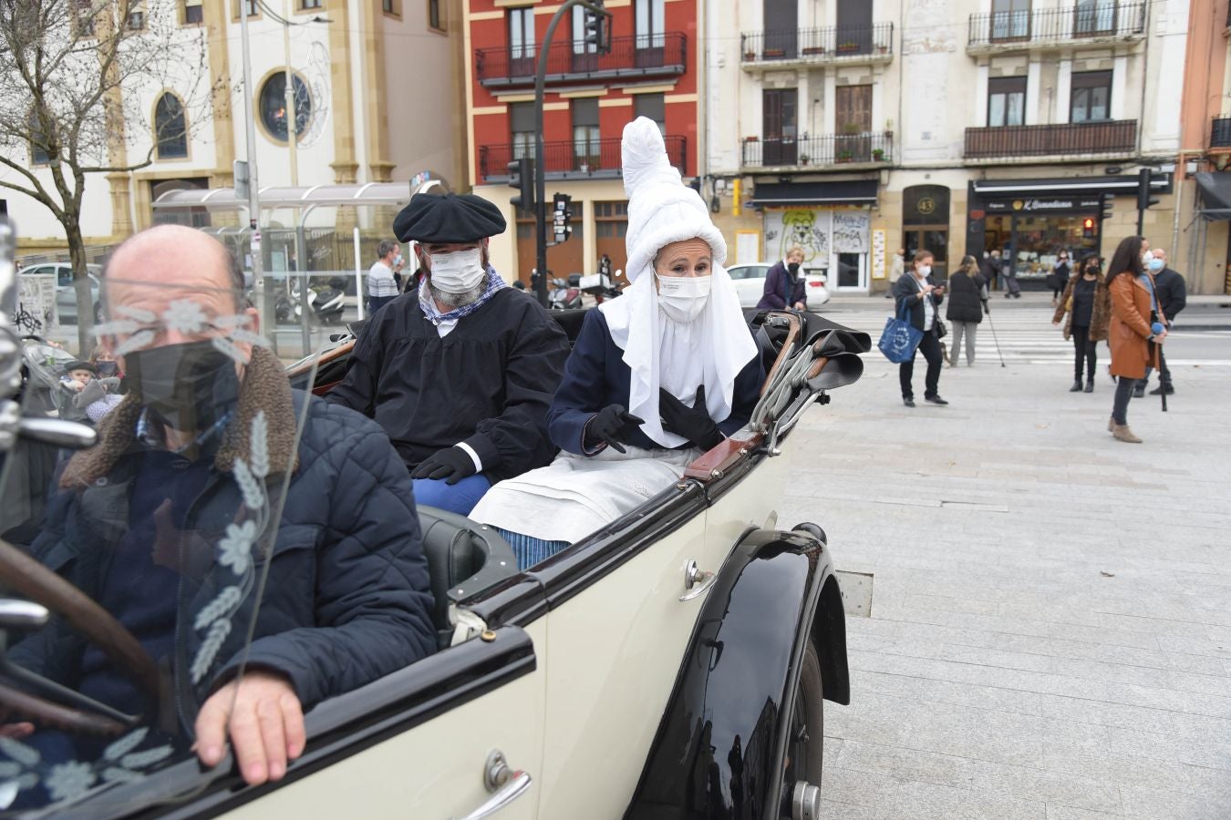 El carbonero y su compañera han sido recibidos por multitud de niños en la plaza Néstor Basterretxea de Egia, donde han atendido sus cartas y peticiones de cara a esta Nochebuena. 