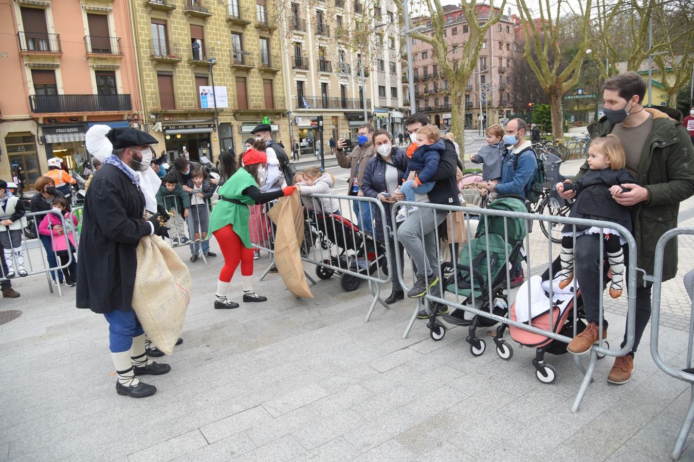 El carbonero y su compañera han sido recibidos por multitud de niños en la plaza Néstor Basterretxea de Egia, donde han atendido sus cartas y peticiones de cara a esta Nochebuena. 