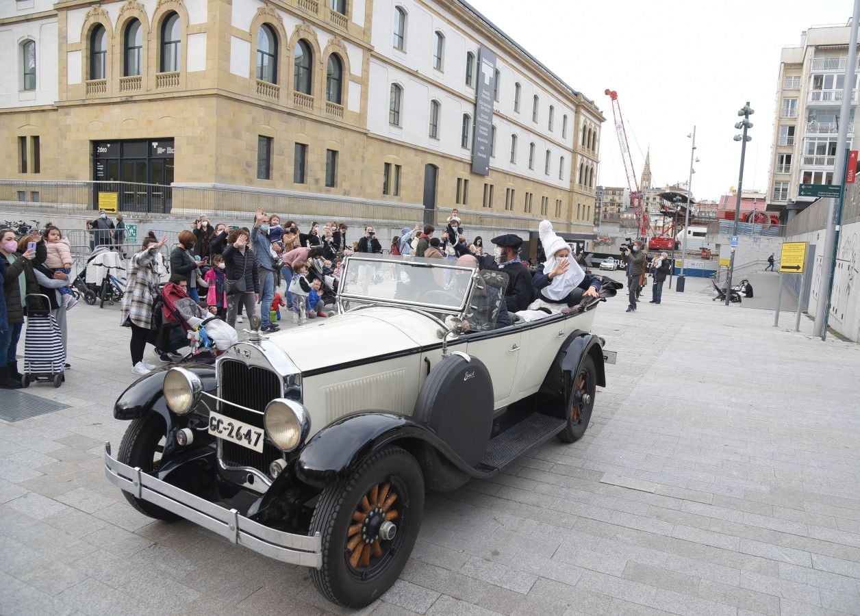 El carbonero y su compañera han sido recibidos por multitud de niños en la plaza Néstor Basterretxea de Egia, donde han atendido sus cartas y peticiones de cara a esta Nochebuena. 