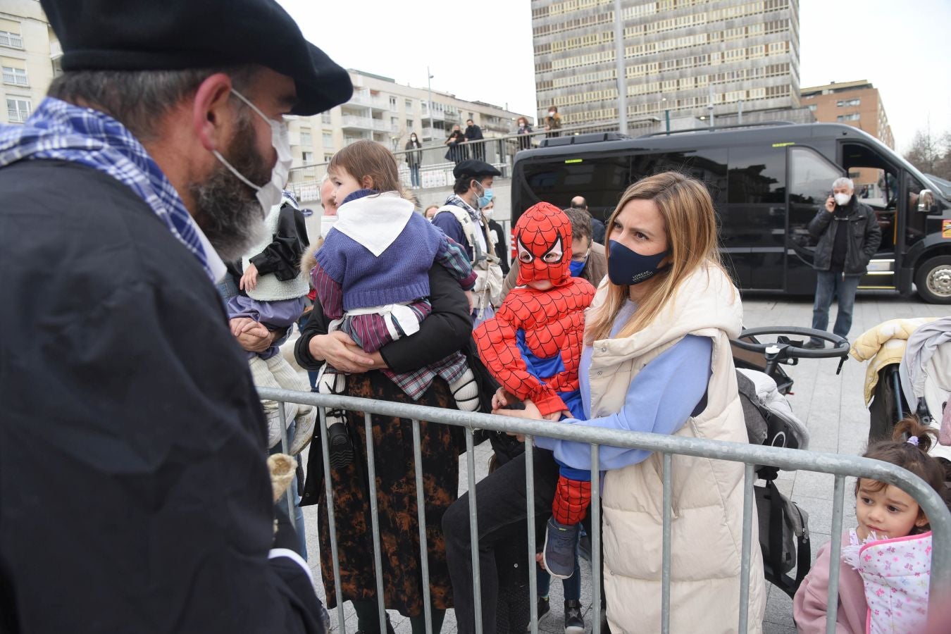 El carbonero y su compañera han sido recibidos por multitud de niños en la plaza Néstor Basterretxea de Egia, donde han atendido sus cartas y peticiones de cara a esta Nochebuena. 