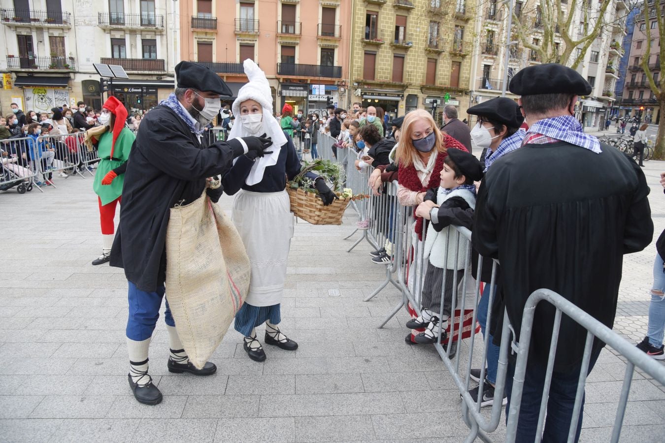 El carbonero y su compañera han sido recibidos por multitud de niños en la plaza Néstor Basterretxea de Egia, donde han atendido sus cartas y peticiones de cara a esta Nochebuena. 