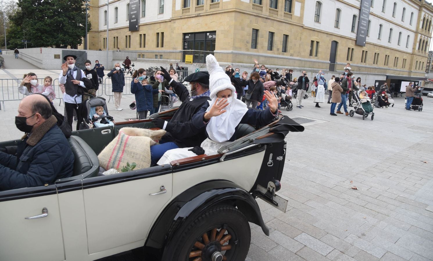 El carbonero y su compañera han sido recibidos por multitud de niños en la plaza Néstor Basterretxea de Egia, donde han atendido sus cartas y peticiones de cara a esta Nochebuena. 