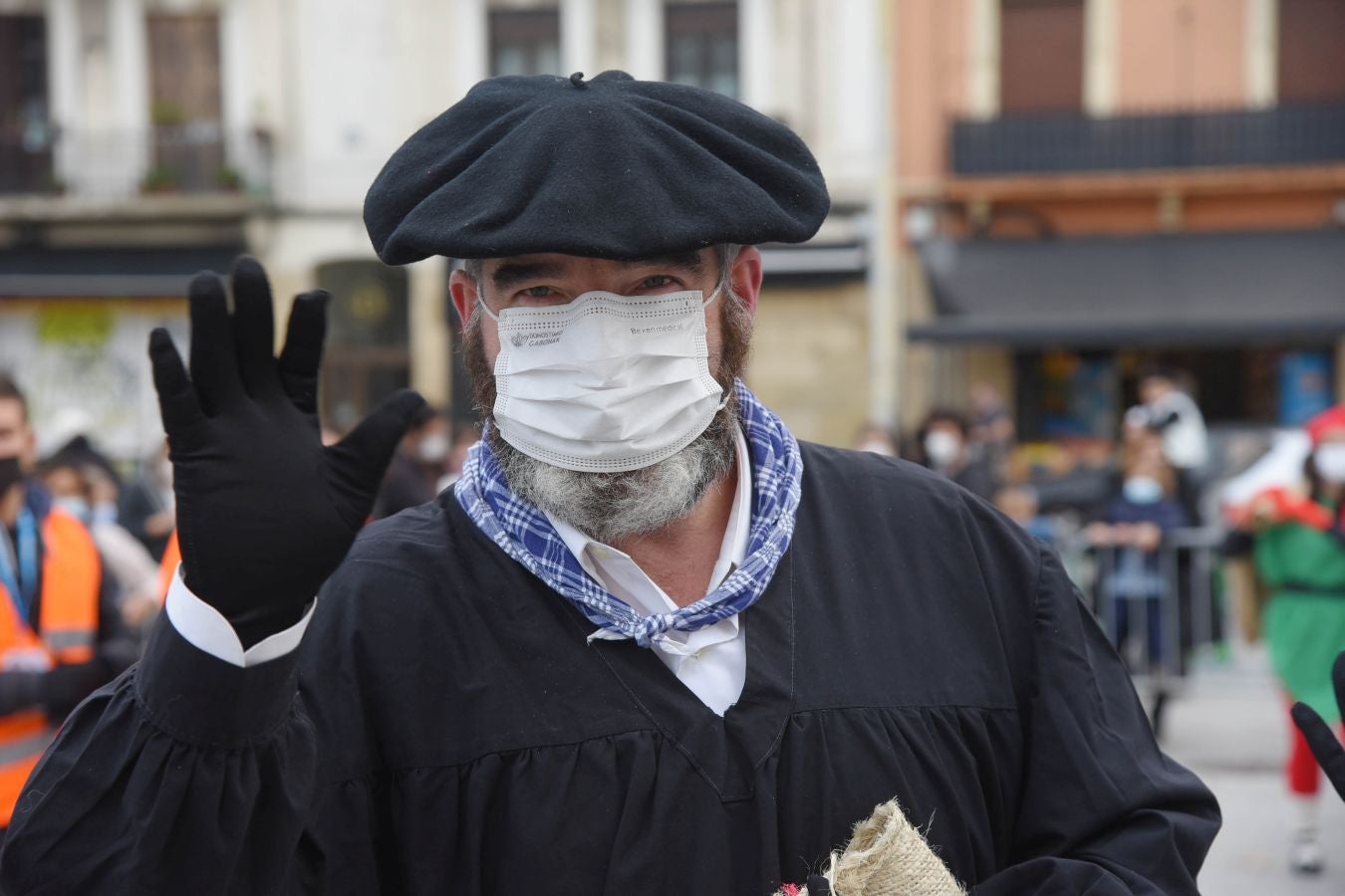 El carbonero y su compañera han sido recibidos por multitud de niños en la plaza Néstor Basterretxea de Egia, donde han atendido sus cartas y peticiones de cara a esta Nochebuena. 