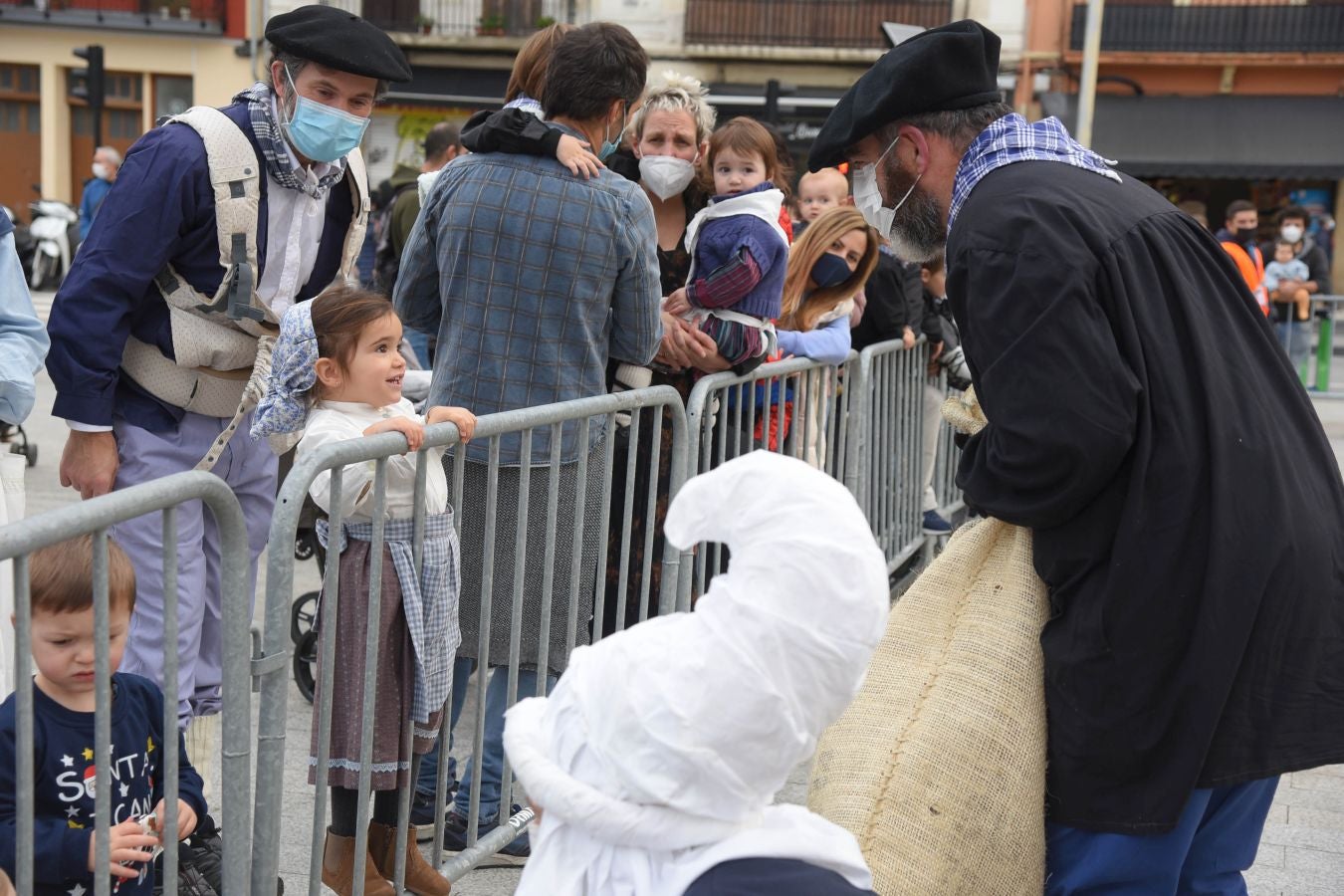 El carbonero y su compañera han sido recibidos por multitud de niños en la plaza Néstor Basterretxea de Egia, donde han atendido sus cartas y peticiones de cara a esta Nochebuena. 