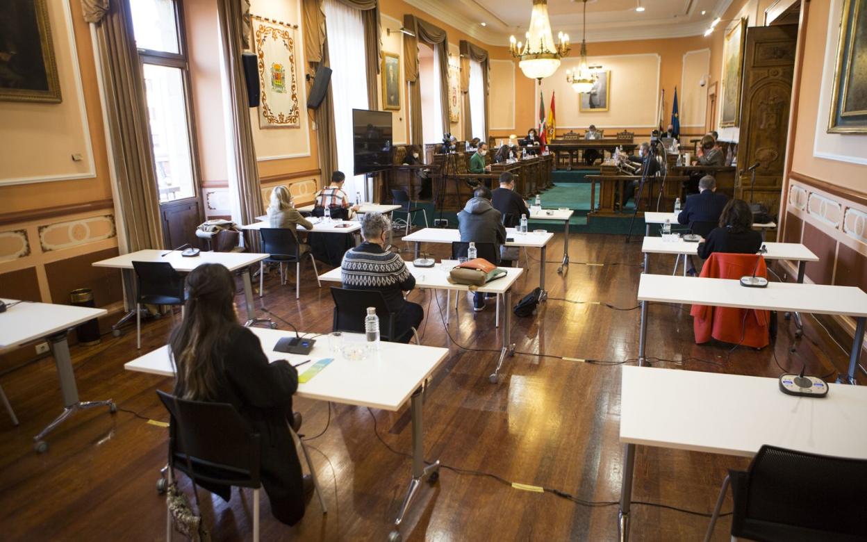 El pleno recuperó ayer el formato que garantiza la distancia de seguridad entre ediles; en la sesión causaron baja cinco miembros, en todos los casos por cuestiones relacionadas con la Covid. 
