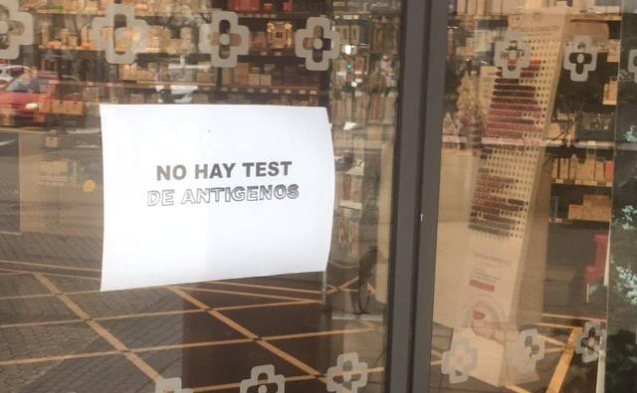 Cartel que informa de que no tienen test de antígenos para detectar el coronavirus en una farmacia de Donostia.