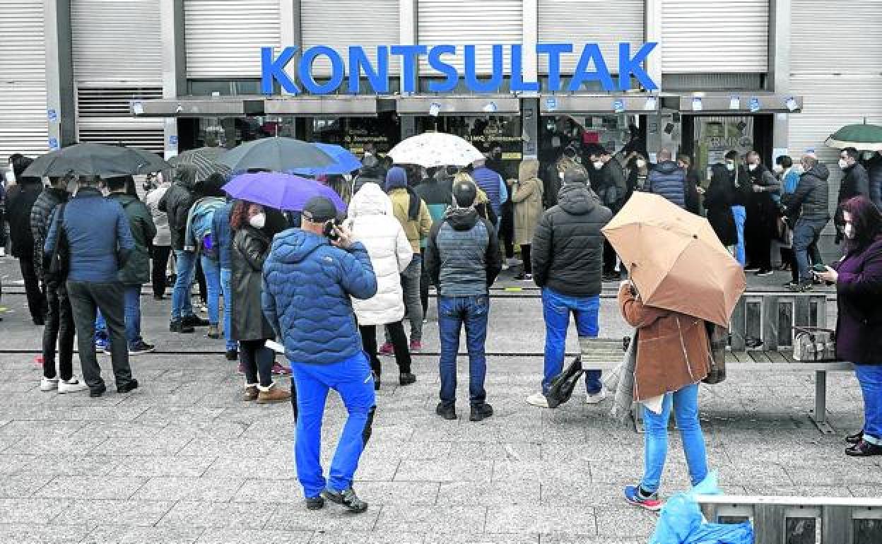 Largas colas en una clinica privada vizcaína para realizarse un test antes de la Nochebuena.