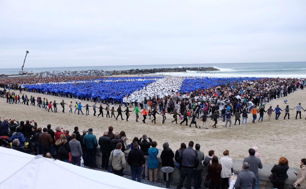 Movilización de Gure Esku por el derecho a decidir en la playa donostiarra de la Zurriola en noviembre de 2014 al calor del referéndum de Escocia.