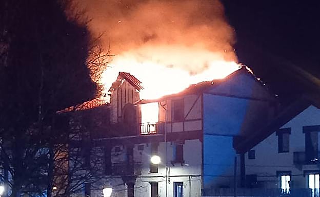 El tejado del edificio, en llamas. 