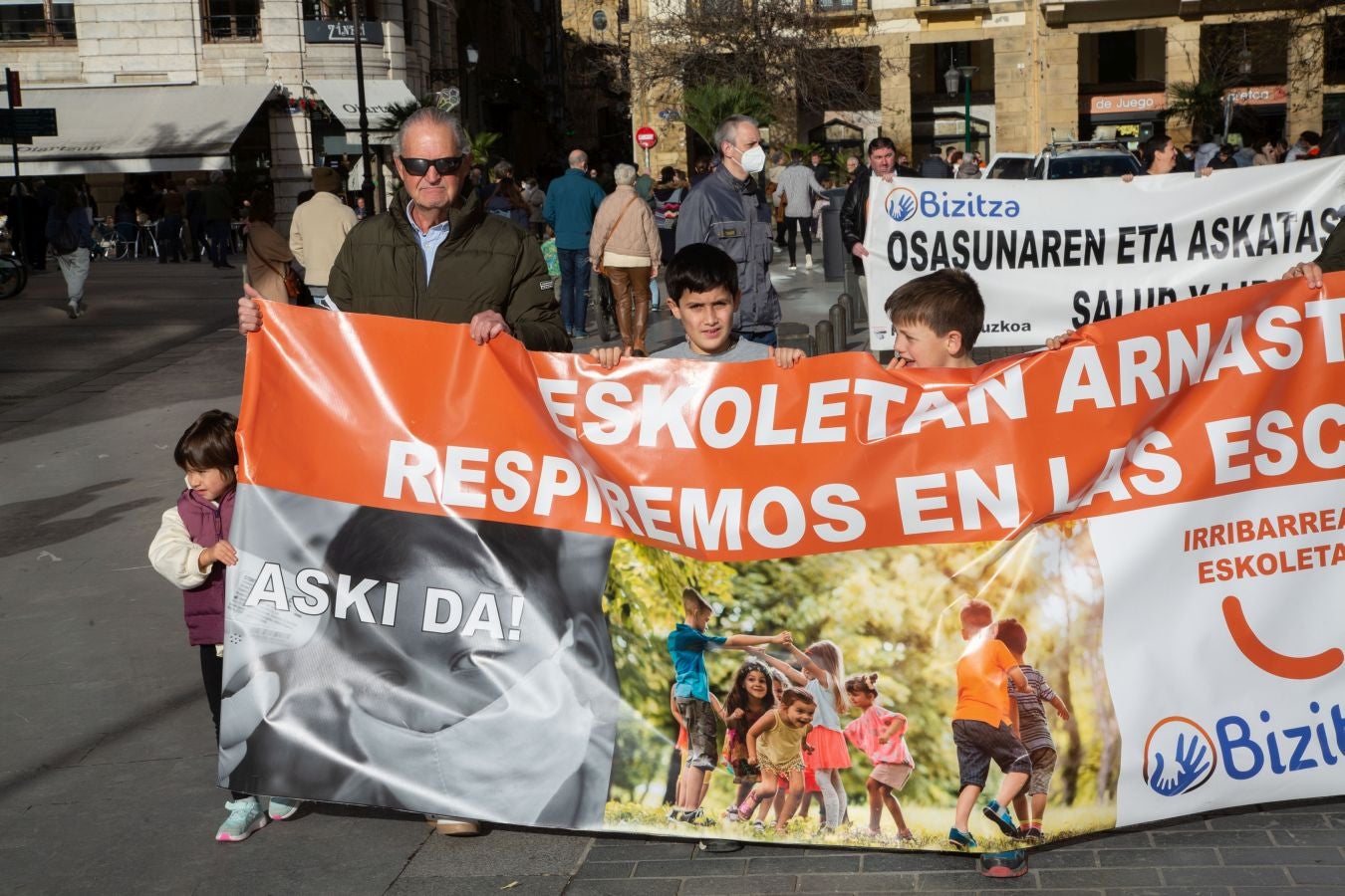 Fotos: La plataforma Bizitza vuelve a la salir a la calle en contra del pasaporte Covid