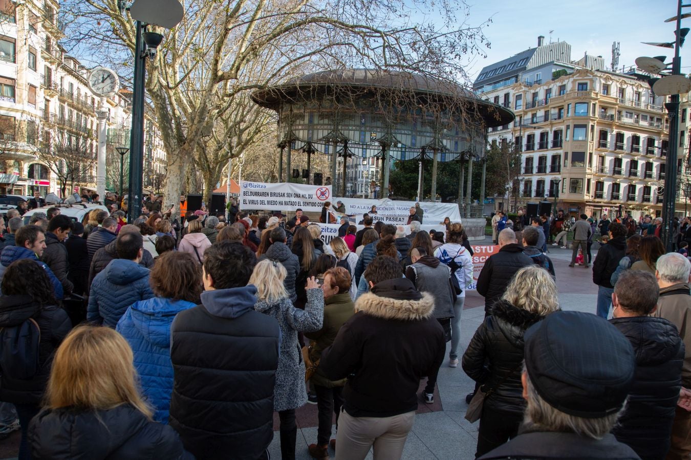 Fotos: La plataforma Bizitza vuelve a la salir a la calle en contra del pasaporte Covid