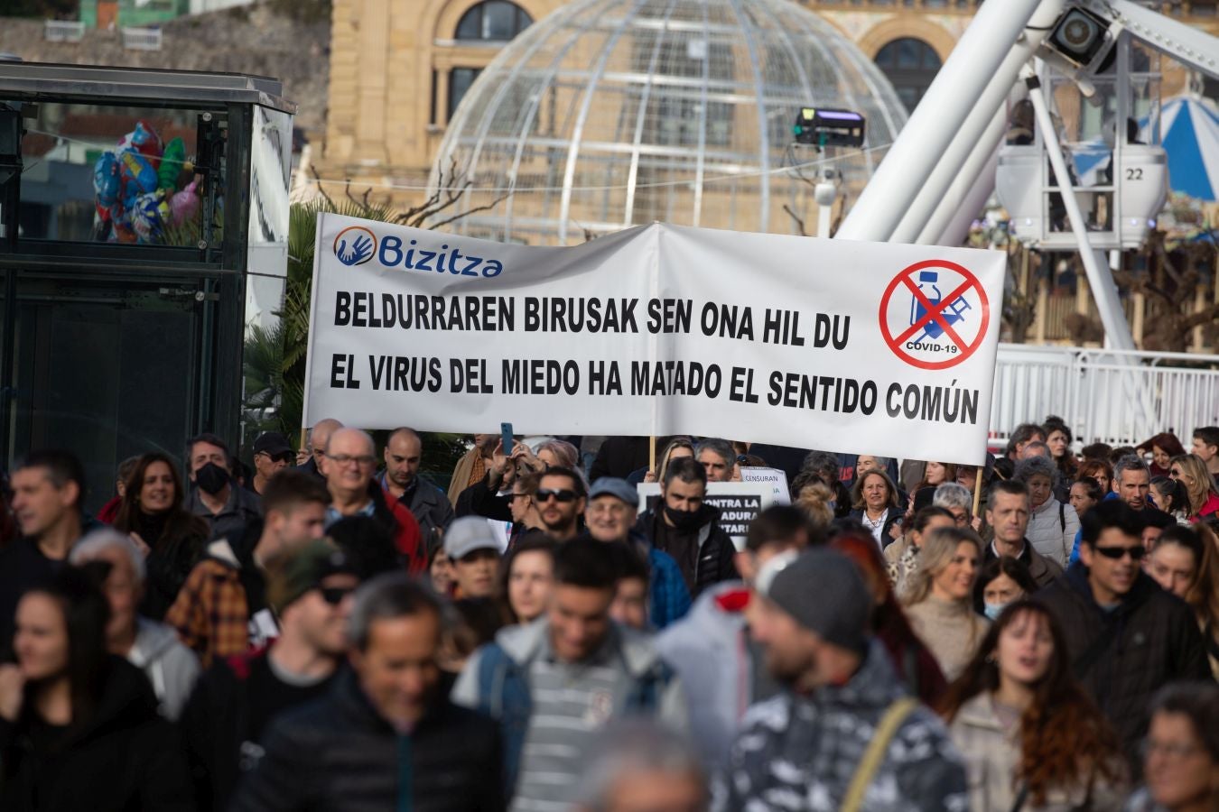 Fotos: La plataforma Bizitza vuelve a la salir a la calle en contra del pasaporte Covid
