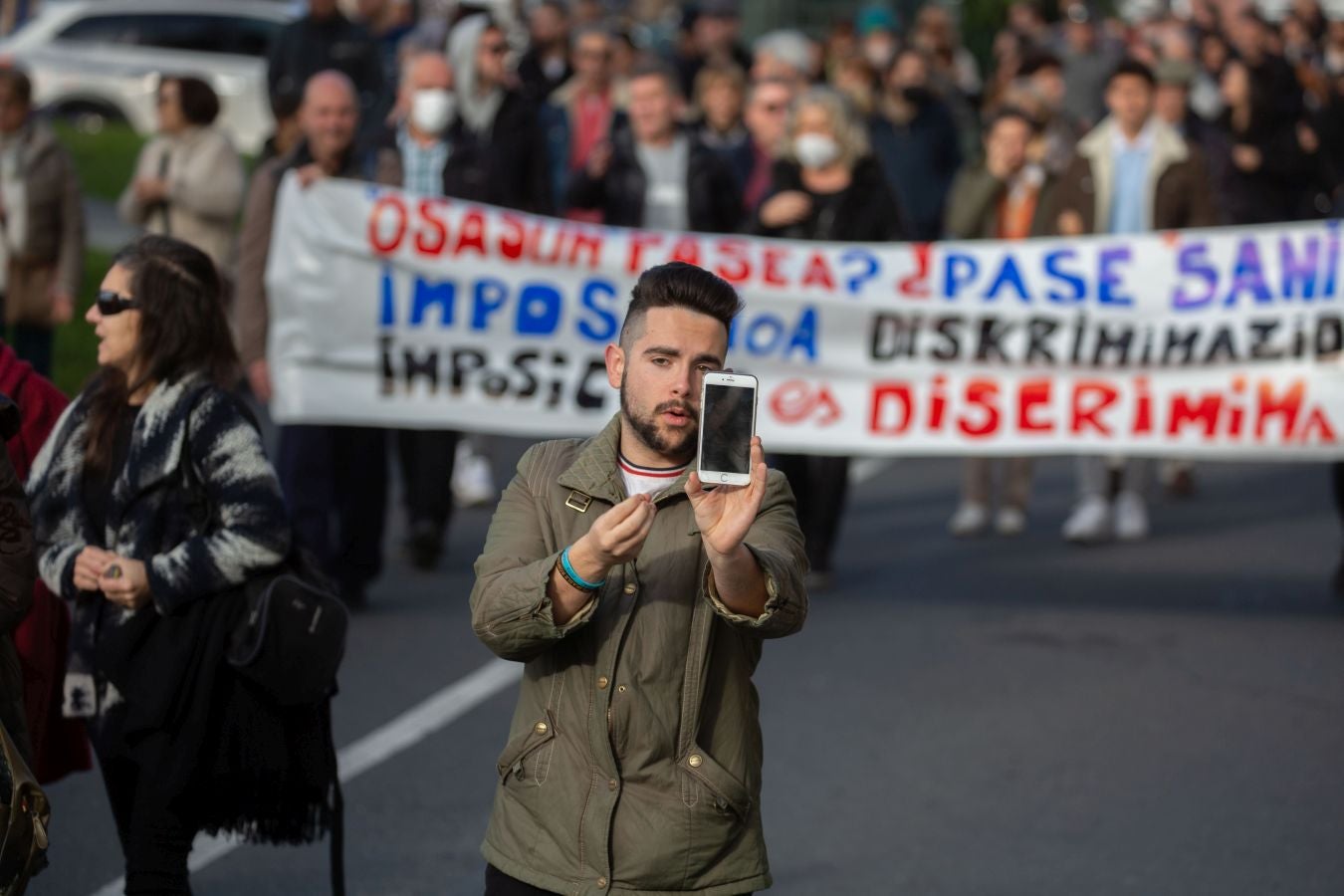 Fotos: La plataforma Bizitza vuelve a la salir a la calle en contra del pasaporte Covid