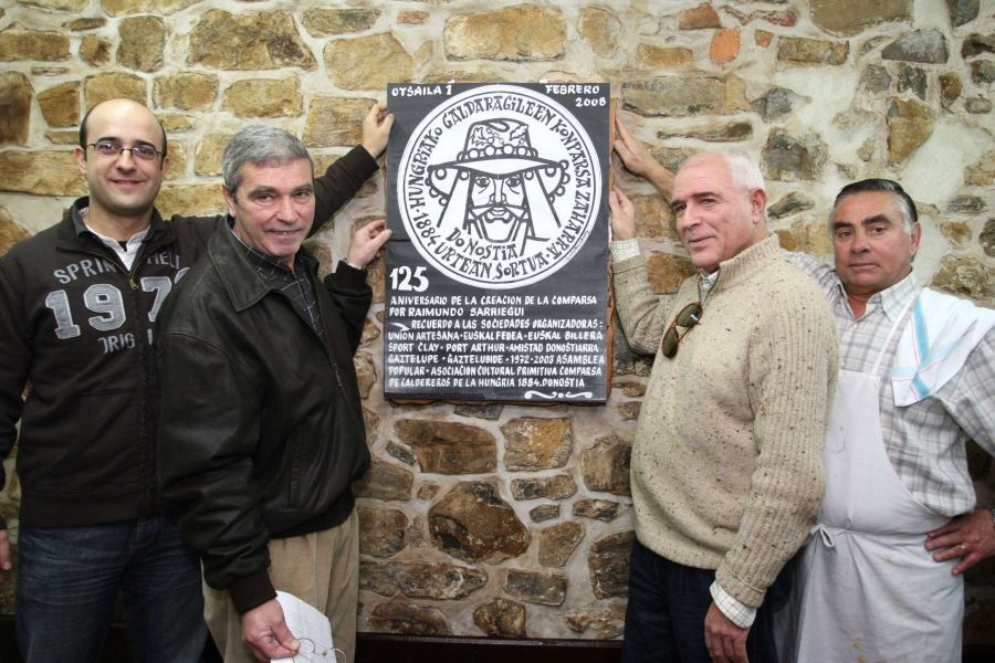 Tomás Hernández, junto a Josu Elberdin y Jose Antonio Lucas descubriendo una placa en recuerdo del 125 aniversario de la comparsa de caldereros