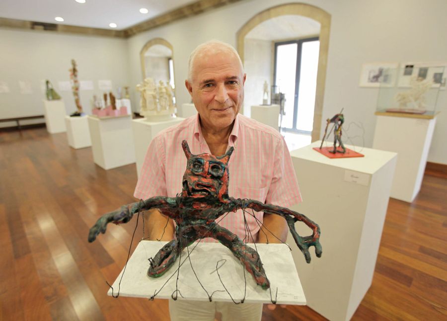 Tomás Hernández posa con una de sus obras en el nuevo espacio expositivo de la basílica donostiarra de Santa María