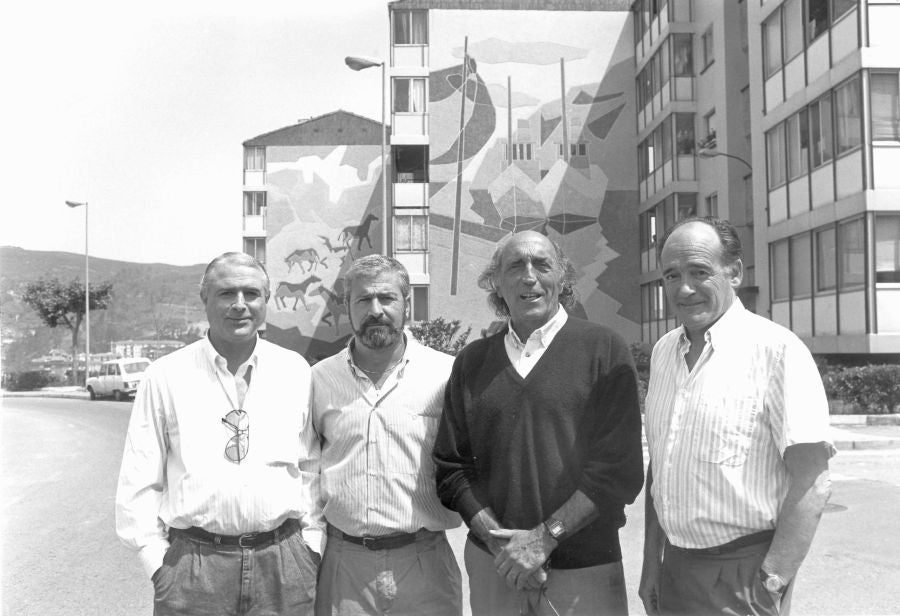 Los pintores llamados 'Los Boscos' posando delante de sus murales en los edificios de Altza en 1990. Están junto a Tomás Hernández Miguel Ángel Álvarez, Julio García y Jose Luis Iriondo