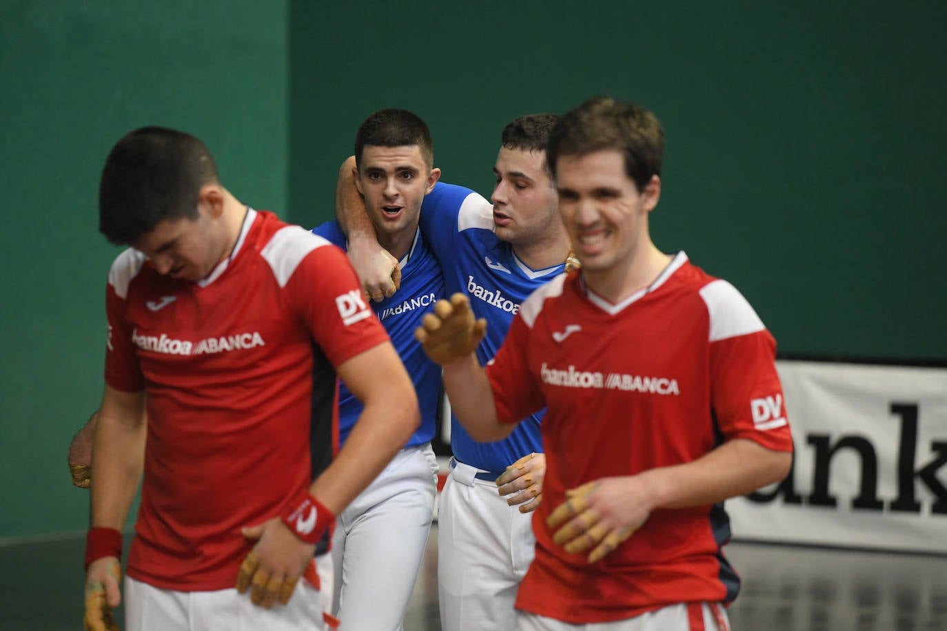 Olatz Arrizabalaga destroza a Amaia Aldia con el saque (6-22) y sucede a la de Dima en el palmarés. 