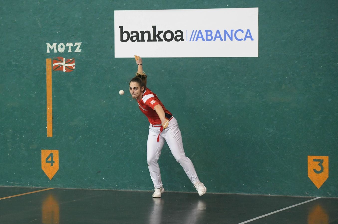 Olatz Arrizabalaga destroza a Amaia Aldia con el saque (6-22) y sucede a la de Dima en el palmarés. 