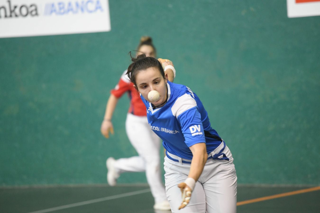 Olatz Arrizabalaga destroza a Amaia Aldia con el saque (6-22) y sucede a la de Dima en el palmarés. 