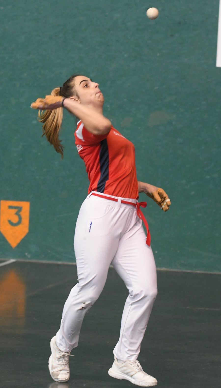 Olatz Arrizabalaga destroza a Amaia Aldia con el saque (6-22) y sucede a la de Dima en el palmarés. 