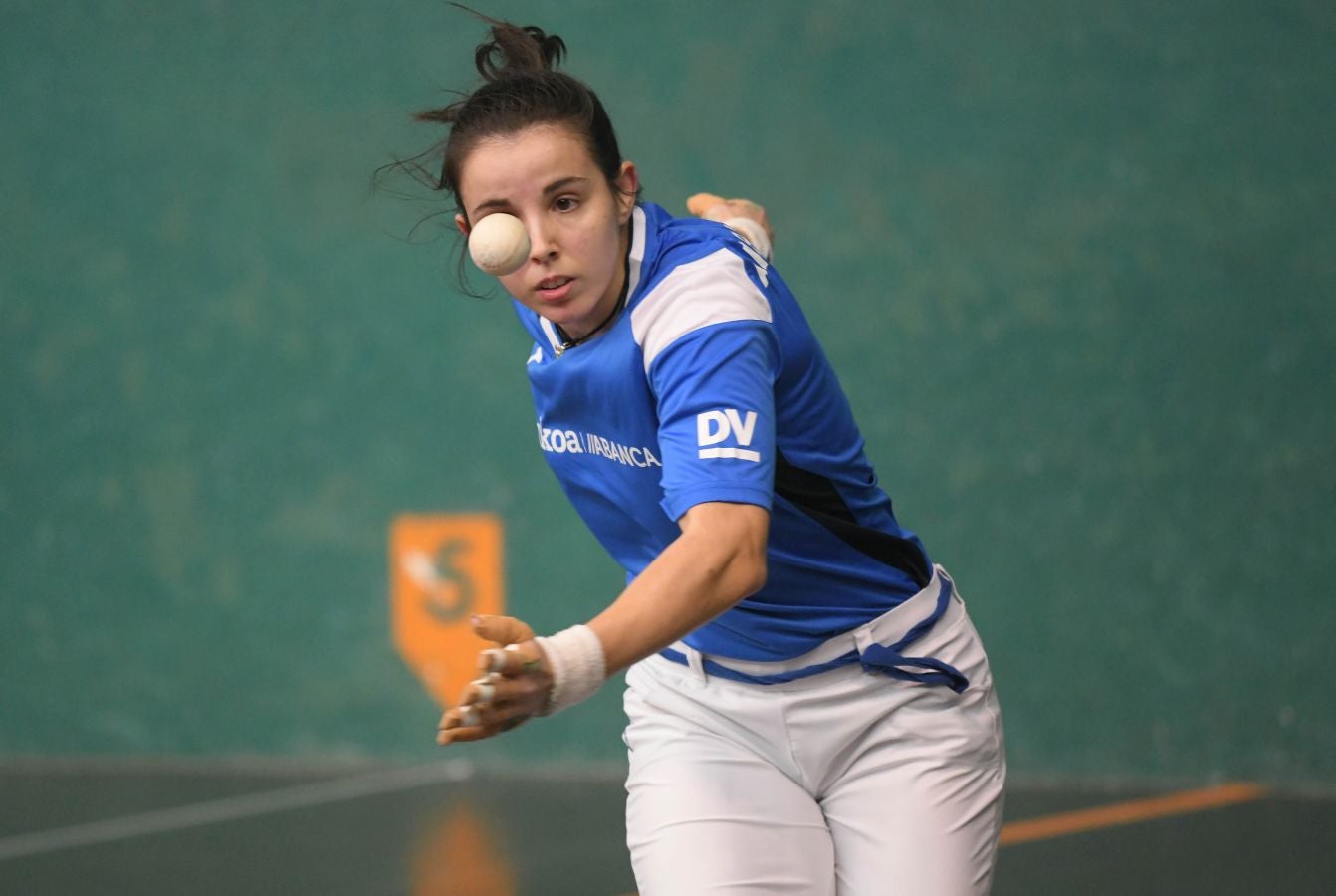 Olatz Arrizabalaga destroza a Amaia Aldia con el saque (6-22) y sucede a la de Dima en el palmarés. 