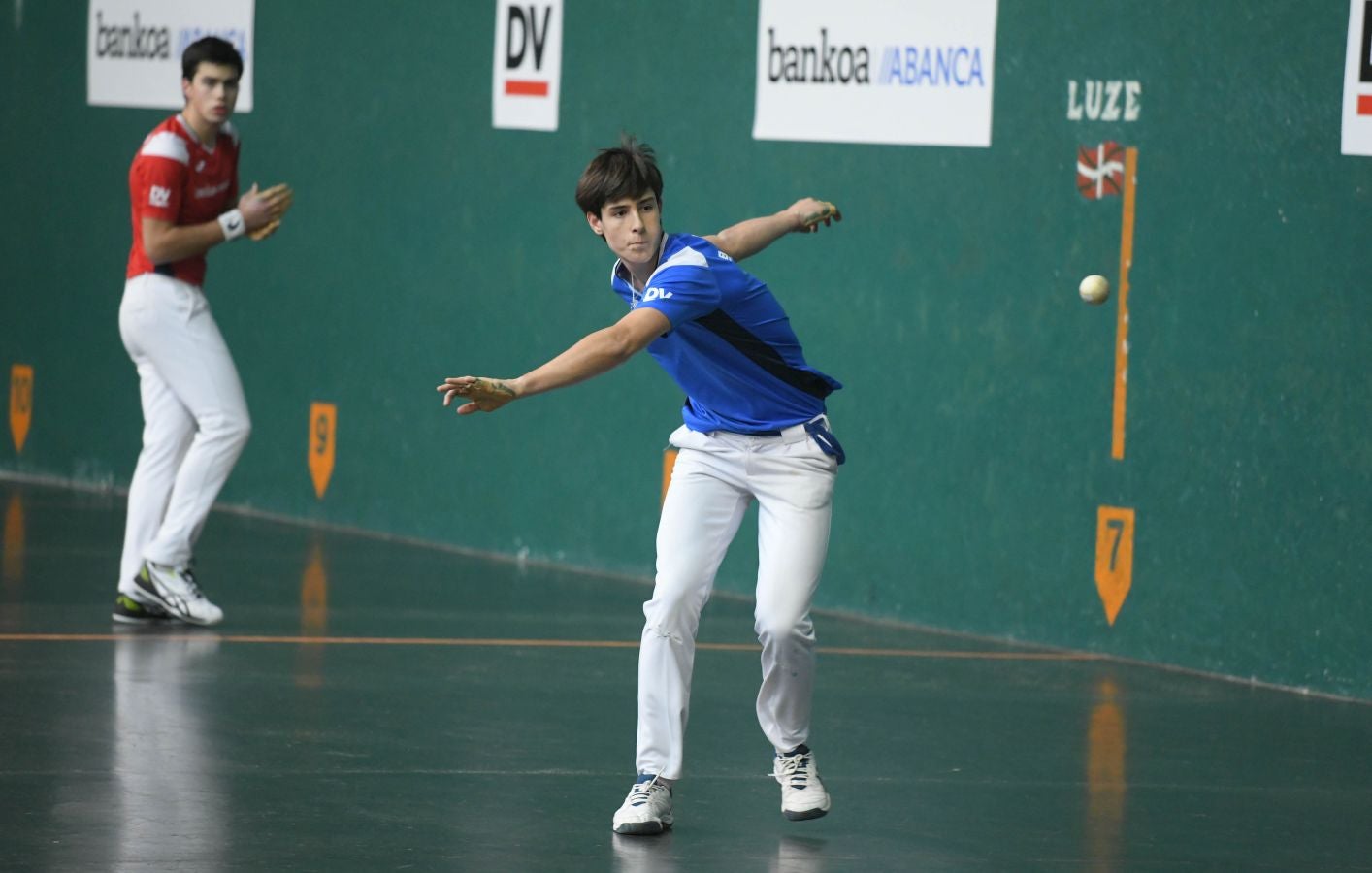 Olatz Arrizabalaga destroza a Amaia Aldia con el saque (6-22) y sucede a la de Dima en el palmarés. 