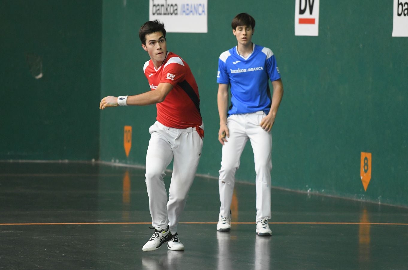 Olatz Arrizabalaga destroza a Amaia Aldia con el saque (6-22) y sucede a la de Dima en el palmarés. 