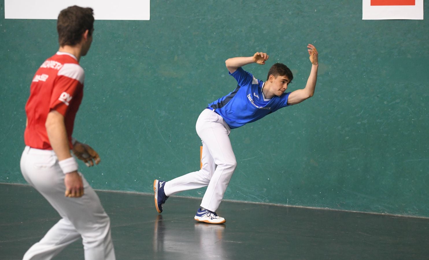 Olatz Arrizabalaga destroza a Amaia Aldia con el saque (6-22) y sucede a la de Dima en el palmarés. 