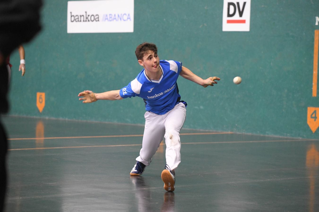 Olatz Arrizabalaga destroza a Amaia Aldia con el saque (6-22) y sucede a la de Dima en el palmarés. 