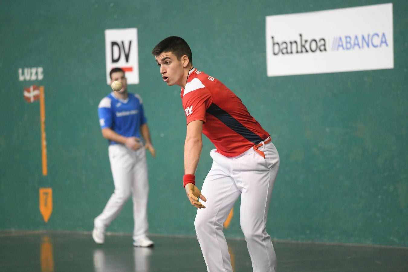 Olatz Arrizabalaga destroza a Amaia Aldia con el saque (6-22) y sucede a la de Dima en el palmarés. 