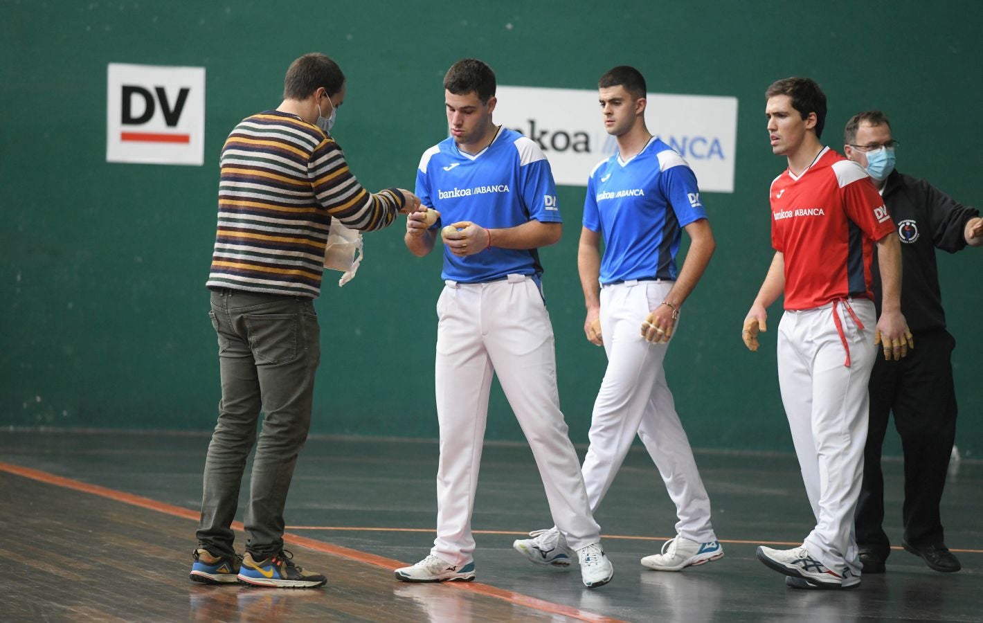Olatz Arrizabalaga destroza a Amaia Aldia con el saque (6-22) y sucede a la de Dima en el palmarés. 